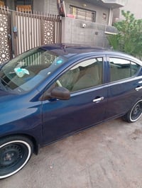 نيسان فيرسا • وارد امريكا • باب السائق متضرر