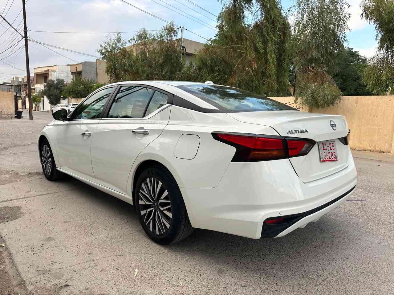 ألتيما SV • ٢٠٢٥ • ابيض ثلجي