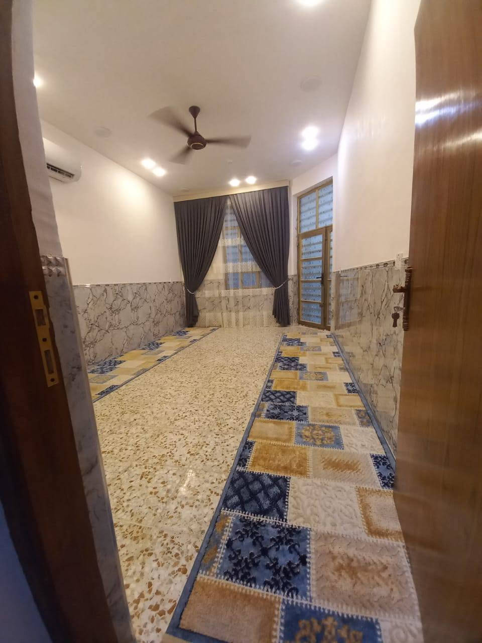 دار للبيع  طابق واحد
مساحه 140 متر الواجهه 10 نزال 14 بناء حديث شغل درجه اولى بناء سنه 2025  يحتوي على غرفتين نوم 2 وستقبال جبيره وحولي جبير ومناور 2 والحمام الي فوك كامل   *********** واتساب 
 العنوان الغربي قطاع السادس قرب حسينيه البصعه الطاهره
