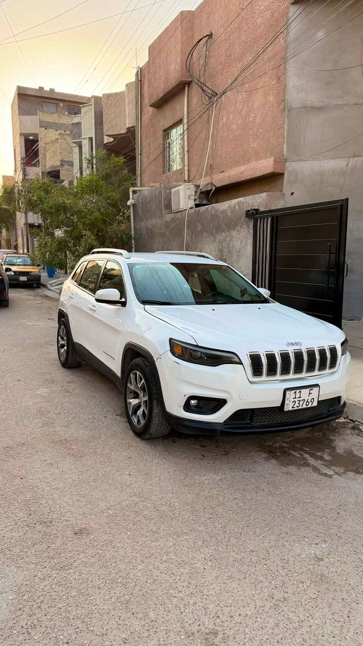ســـلام عـلـيـكـم 
سيارة : jeep Cherokee 
موديل السيارة : 2019
نوع الصنع : وارد امريكي 🇺🇸
ممشى السيارة : 172000km
⚙️:محرك السيارة بحجم 2400cc و ناقل الحركة 9 سرعات 
المحرك و ناقل الحركة مكفولات ✅
سنوية و هزة جديدة 🤍
🛑مـواصـفـات🛑

1- كاميرا خلفية 
2- شاشة 
3- Apple car play &Android Auto 
4-كراسي جلد
5- سايد بريك كهربائي 
6- كرسي كهرباء 
7- تحكمات ستيرن 
وباقي المواصفات معروفة بفئة (latitude)

🎦 صور الحادث مرفقة في المنشور 
يوجد فيها 4 قطع صبغ مال الحادث 

السعر : 115$ و بيها مجال بسيط 🤍
الرقم : ***********
