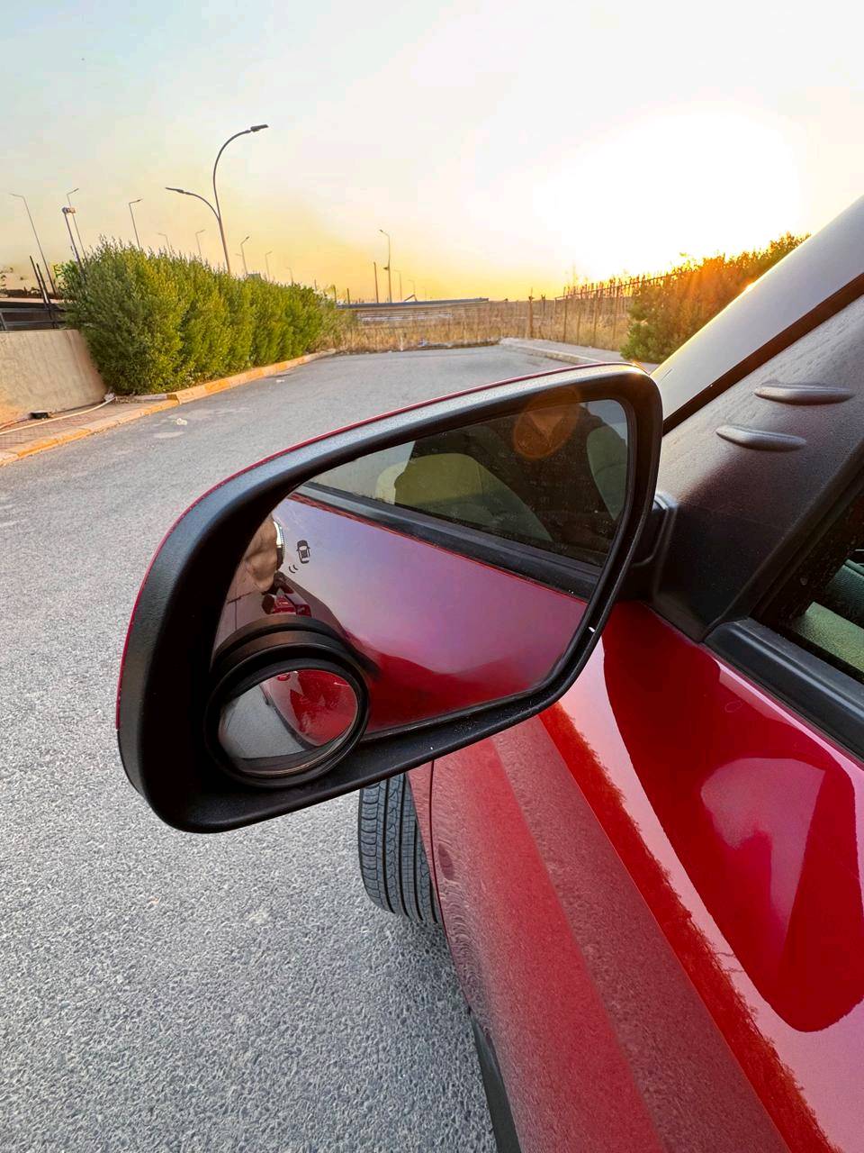 🚗 للبيع: هيونداي فينو (Hyundai Venue) موديل 2023 - فول مواصفات 🚗
سيارة قمة بالنظافة، اقتصادية جداً، ومجهزة بجميع مواصفات الراحة والأمان، جاهزة للاستخدام والتحويل المباشر.
أبرز المواصفات:
الموديل واللون: 2023 - أحمر مميز.
المحرك والقير: 4 سلندر سعة 1.6L اقتصادي جداً مع قير أوتوماتيك ناعم.
الشاشة والتقنيات: شاشة وسطية تدعم آبل كاربلاي وأندرويد أوتو + عدادات ديجيتال بالكامل.
المقصورة: مقاعد جلد وقماش مميزة بحالة الممتاز.
أنظمة الأمان: تنبيه النقطة العمياء، نظام كشف المسار، مانع تصادم، وكاميرا خلفية مع خطوط توجيهية.
الإضافات: تشغيل بصمة، دخول ذكي، ويل أوفر 17 إنش، سكك سقف، ومثبت سرعة.
الحالة والضرر:
صبغ بنيد فقط (حادث سطحي بسيط).
كفالة شاصي، لغود، وأيرباجات سليمة.
بشرط الفحص (مكينة، قير، كهرائيات).
السعر والتواصل:
السعر المطلوب: 130 ورقة ($13٫000) - وفيها مجال بسيط للجادين بعد المعاينة.
كفالة رقم 15 ورقة.
المكان: [اربيل]
للتواصل: [***********] / يتوفر واتساب.