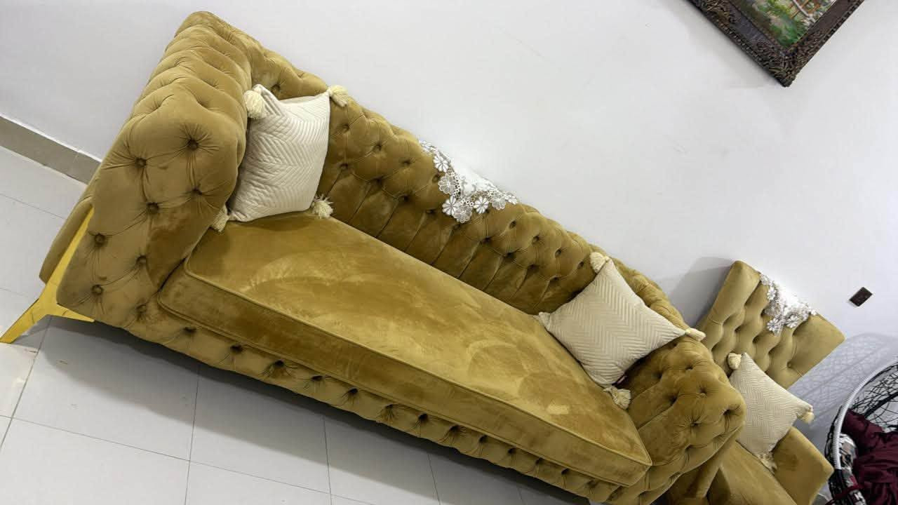 التخم عشر مقاعد وطبله وسطيه
شغل درجة اوالى
السفنج مضغوط القماش نوعيه جيده
مركوم يعني موسوكي توصا الله شاهد 
كلفني مليون ٣٠٠
… سعر البيع مليون وبي مجال

المرجوحه عش العصفور الجاموه 
سعره الشراء  ١٧٥
سعر البيع  ب١٠٠

الميز ابلازمه سعره سابق ٢٧٥
الحالي ١٥٠ ومابي اي ضرر وبي مجال
"""""
بيع الغراض بسبب انتقل الى مكان اصغر 
العنوان الغدير شارع التوت 
لتواصل ***********
