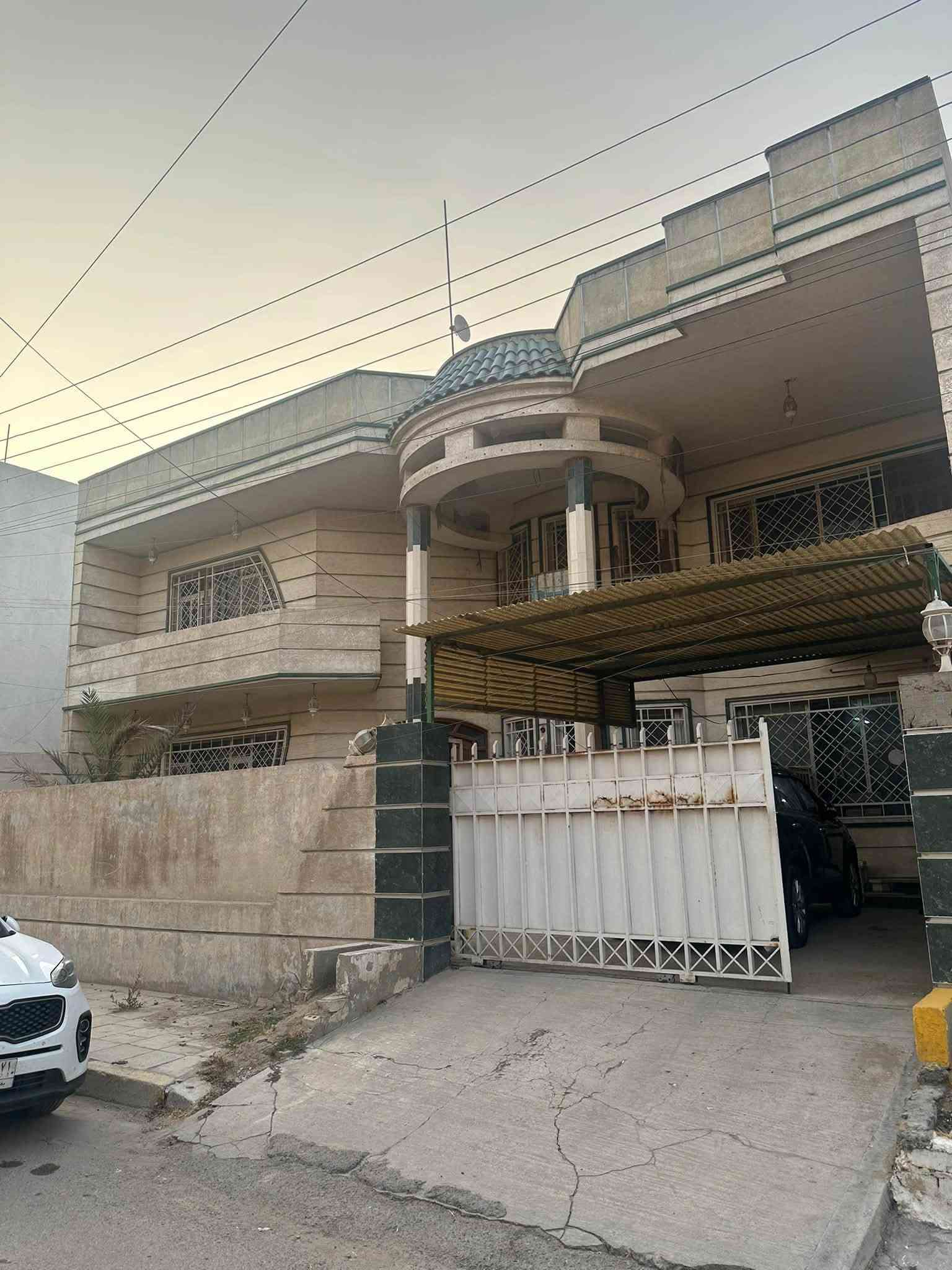 بيت للبيع ***********
الغزالية شارع أسواق الزاوية 
مربع ديوان الرئاسة

مساحة ٣٠٠ ١٥×٢٠ بمساحة اقل

٤ غرف نوم والخامسة سويت

الطابق الأرضي مطبخ حار بارد غرفة غسيل مخزن الكاونتر بناء مرمر

صاله دائرية

غرفة خطار وطعام تواليت شرقي غربي

غرفة نوم ارضيه

تواليت شرقي

حمام + تواليت غربي

مناور عدد ٢

الطابق الثاني ٤ غرف نوم مختلفة القياسات

وغرفة سويت حمام متكامل بانيو مع غربي

مع حمام إضافي بانيو مع غربي

مخزن  عدد ٢

البيت اي مخالفة قانونية او تجاوز على الرصيف ماكو

ومن المالك مباشرة

اعتذر عن الرد بالتعليقات او الخاص

