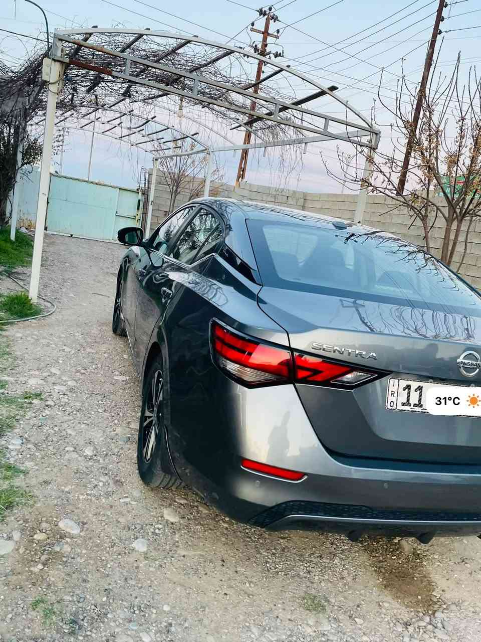 السلام عليكم 

نيسان سنترا ٢٠٢٠   سعرها ٩٠ ورقة 

 كندي  رقم بغداد مشروع  انكليزي 

بيها ٣  قطع  ونص صبغ    

چامرلغ سايق 
و بنيد شوي منه  هاي ضرر الخارج 

و هنا بالعراق بابين سكن صبغ  حادثها كلش بسيط بالباب انطخت 

صور الضرر موجودة  بالمنشور 

الكير  بالمعدل   تمشي بيها لو تروح  من  بغداد للبصرة ماعليها شي طبيعي تمشي  

بس بالداخل مرات تحمى تصير تأخر بالتنميرة  قسم كالو تبديل دهن قسم كالو جوزة B  قسم كالو برّاد مانعرف شنو خلله 

كير cvt 

ماشية ٦٨  الف  ميل تقريباً 

محرك بشرط مابي كل عيب 

مكان السيارة كركوك  : تتحول بكل المحافظات  حولتها بمرور  كركوك 

للإتصال :  ***********

نص مكتوب في الصور:
- 31°C
