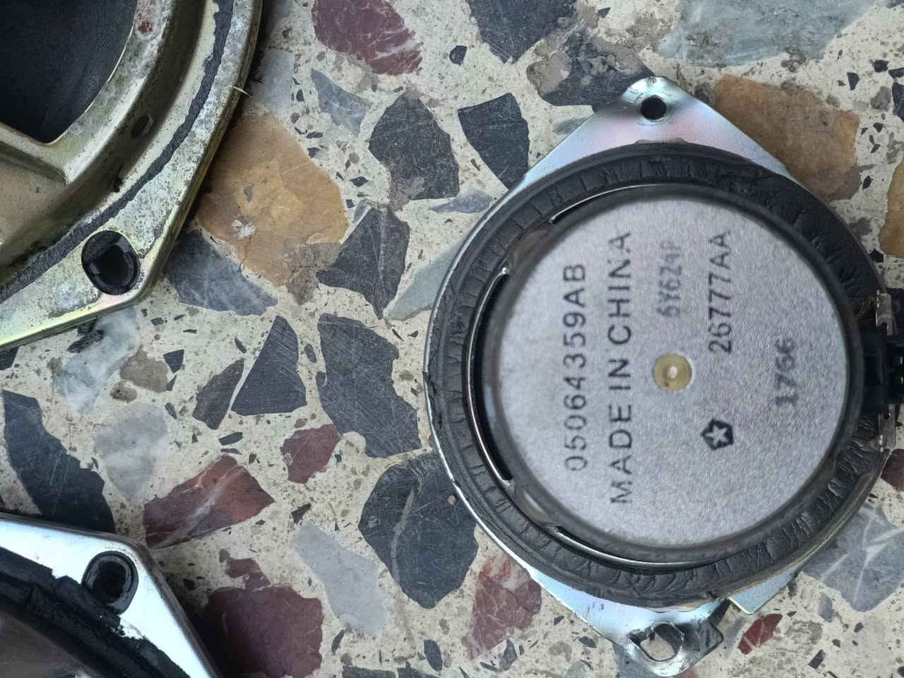 سماعات اصليات ماركه اربعه كبار وسط صوتهن وللدمان فدشي و ثنين صغار صوت وضوح وسط السعر ربع القيامه مالتهم لن اريد ا روح للدوام والله اصليات ومن النوادر مال اخويه صليات 6 سماعات سنه كلهم شلع 75الف بلاش لو لا والف عافيه على اليهذهن صمام اي خلللبيهن تجي تاخذ فلوسك وساعات شهر ضمانخسماعات مال مزامط مكاني بغداد الحسينيه بالبداية الشراي يجي خاص او يتصل هذا رقمي *********** مستعجل وسعر لكطه ماكو هيج وعلى راسي بخدمتكم ***********
