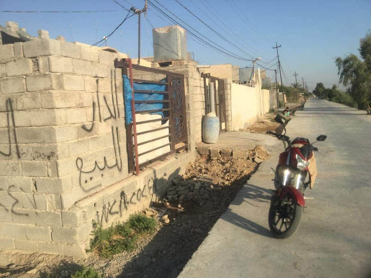 السلام عليكم
هيكل كامل  للبيع طابو ملك صرف التفاصيل \ غرفه + مطبخ + صاله + استقبال + مناور ثنين لايوجد درج داخلي 

 المساحه100 متر + فضله من ضمن البيت 10متر ترهم گراج او حديقه 
الشارع صب  الموقع تقاطع ساده نهر شيخ 
السعر٣٥  
الاستفسار ***********
