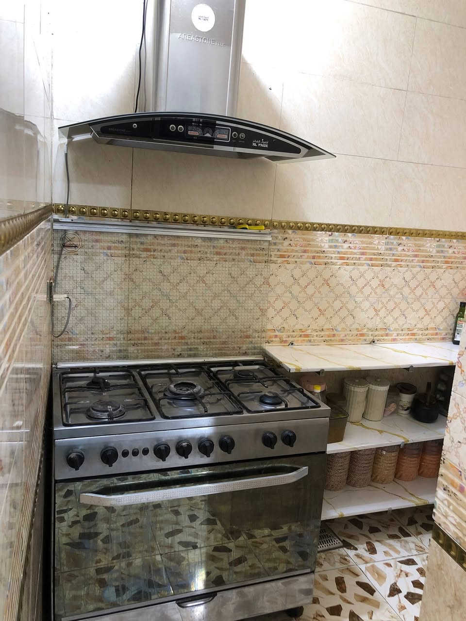 بيت 100م شارع المطار الجديد شارع السبيس
يتكون من طابقين 
الأول غرفة صالة استقبال مطبخ حار مطبخ بارد منور 2/ صحيات داخلي وخارجي 
الطابق الثاني غرفه وصاله البيت عالي عن الشارع
 الأساس والسقف كونكريت  الارضيه بورسلين  /البيت كله سقف ثانوي

رقم واتساب ***********
