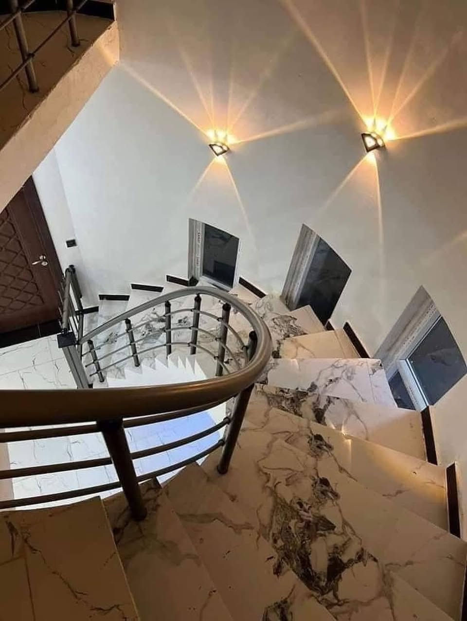 اعلان دار للبيع / ​📍

⏰ السعر مناسب سارع اللحجز /🚩

⏰ السعر 165 بي مجال /💰 

دار طابقين حديثة للبيع (بناء 2023)
​📍 الموقع: الحولي - حي الجامعة / قرب أسواق اليمامة.
📋 نوع العقار: طابو زراعي (سند 25).
📐 المساحة: 200 متر مربع.
🏗️ الهيكل: كونكريت مسلح بالكامل.
​🔹 تفاصيل الطابق الأول:
​كراج سيارة كبير واسع.
​استقبال كبيرة ومناسبة للضيوف.
​صالة داخلية مميزة.
​مطبخ بنظام (حار / بارد).
​غرفة نوم واحدة (1).
​مناور مع درج دائر بتصميم حديث وعصري.
​مجموعة صحيات (داخلية وخارجية).
​🔹 تفاصيل الطابق الثاني:
​صالة جلوس إضافية.
​غرف نوم عدد (2).
​الأرضيات: بورسلين تركي نخب أول للمنزل بالكامل.
​📞 للمراجعة والاستفسار:
​🚩 مكتب قصر الباشا للعقارات
​عنوان المكتب: شارع أسواق طيبة - مجاور أسواق دجلة.
​للاتصال والتواصل:
​📱 ***********
​📱 ***********
