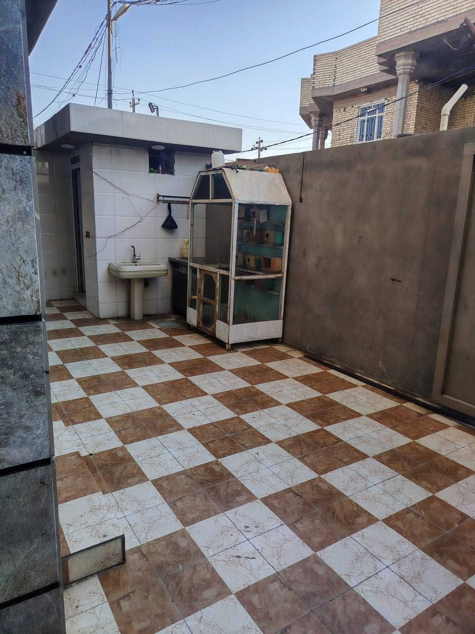 السلام عليكم بيت للبيع في حي نزال المساحة ٢١٠ متر بناء حديث مكون من ٦ غرف نوم الموقع  ما بين شارع السد وخلف جامع الهدايا السعر ٢٧٥ مليون وقابل للتفاوض الاتصال 
***********
***********
