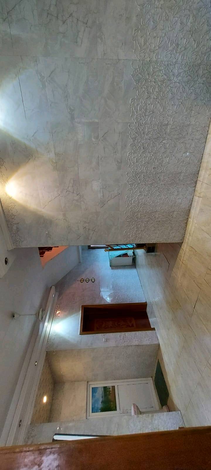 للبيع بيت مساحته 300 متر طابقين ب البوبيات عمود 45 ركن عله شارعين الطابق الاول يحتوي على استقبال كبير وصاله طعام ومطبخ وغرفتين نوم وصحيات منعزل وحمام منعزل والطابق الثاني يحتوي 3 غرف نوم ومطبخ وصحيات منعزله وحمام منعزل وصاله كبيره وسطح اضافه للسطح الثاني . طارمه وحديقه كبيره . تسع لدخول سياره . ملاحظه خط المولده للطابق الاول منعزل عن الطابق الثاني . يعني ب الاستطاعه التحكم الكامل ب اطفاء وتشغيل الكهرباء . سركت منعزل .السعر 500 مليون . البناء كونكريت مسلح وطابوق جمهوري . للأستفسار 
***********