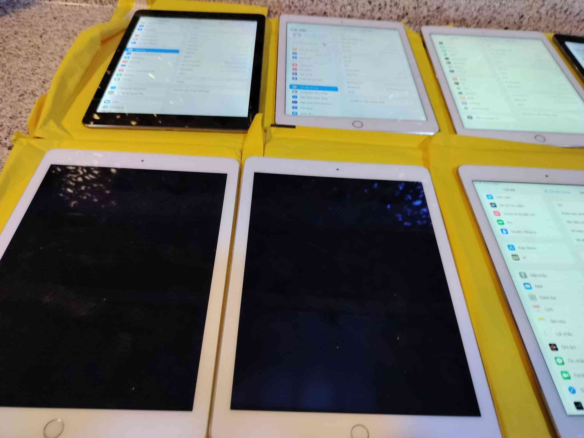 وصل 📲 ايباد اير 2 ومني 4 نضافه 100 كلش نضيف ياتلحك يا لا اسعار جوه السوك شرط . ***********
