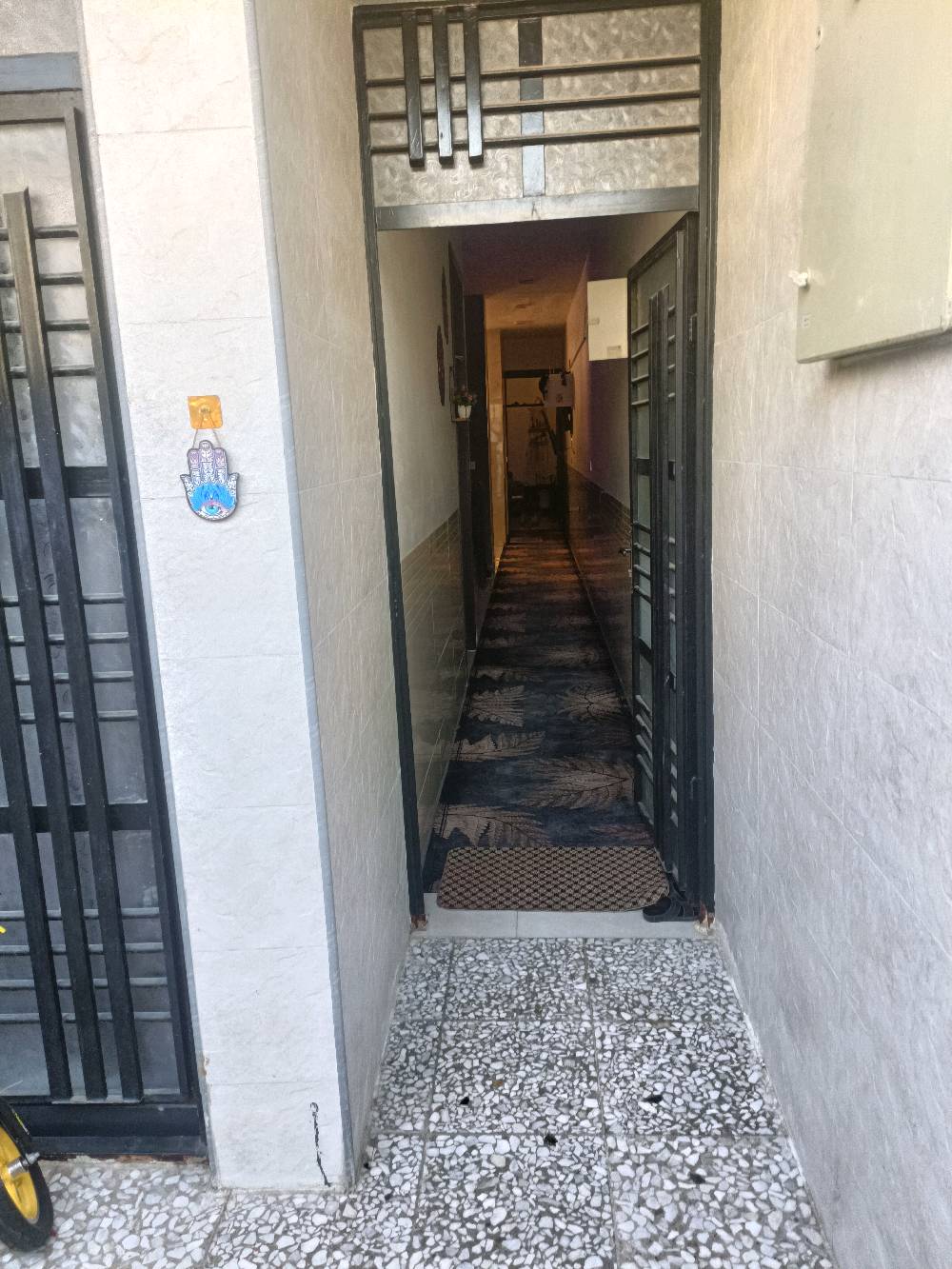 بيت ١٠٠ متر فول مواصفات طابقين نقص الغرفه الاخيره الفوك امسويهه سطح  كامرات وغاز دفن طابقين نقص الغرفه الاخيره الفوك بناء بدايه سنه   ٢٠٢٥ العنوان الزعفرانيه نهايت الاربع شوارع 
فرع المخبز المشتبى الفرع الرابع رقم الهاتف *********** السعر ١٣٠
شنو وضع الطابو بالضبط؟ صرف/مبدل/حر، وبي أي ملاحظات أو قابلية نقل مباشر؟: 
زراعي 
كم عدد الغرف والحمّامات بكل طابق، وشنو تفاصيل توزيع البيت من الداخل؟: 
ثلاثه 
البيت بأي جهة/زقاق بالزعفرانية بالضبط، وقريب من شنو معلم حتى يسهل الوصول؟: 
قرب مخبز المشتبى 
السعر ١٣٠ شنو عملته بالضبط: ألف دولار لو مليون دينار؟ وهل بيه مجال للتفاوض لو لا؟: 
١٣٠ مليون 
شنو الأشياء المشمولة بالبيع غير البناء، مثل المكيفات/المطبخ/الكاميرات/الأثاث، وهل أكو أي شغل بعده ناقص غير الغرفة الأخيرة؟: 
سخان تانكي عدد٢ 