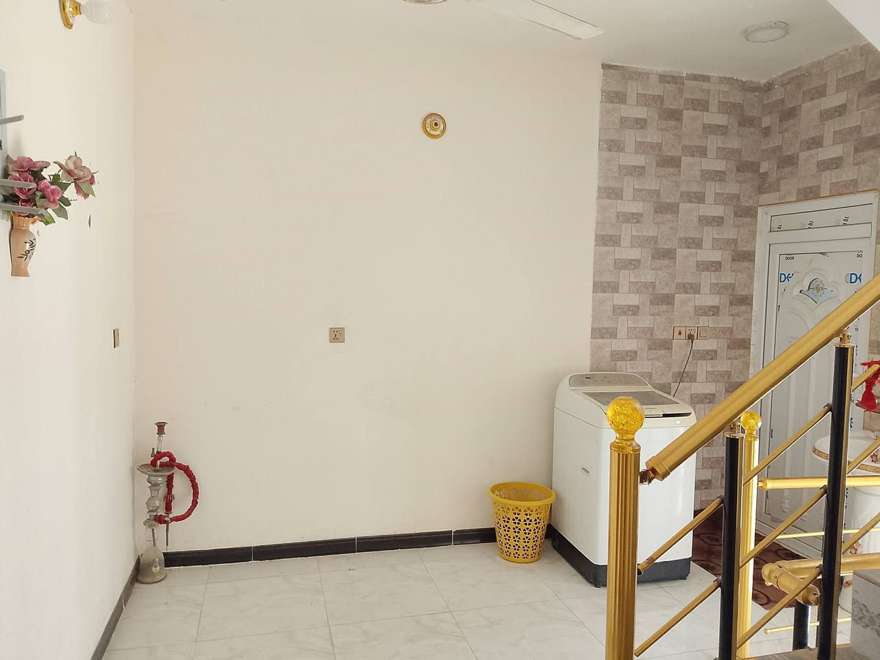 البيت للبيع طابو صرف 100 متر مربع 10في 10 طابقين حي الجامعه شارع 20 قرب مدرسة السجى بناء طابوق صب كونكريت 4 غرف نوم استقبال مطبخ صاله عدد 2 صحيات داخل وخارج خدمات كامله سعر على الاتصال ***********
