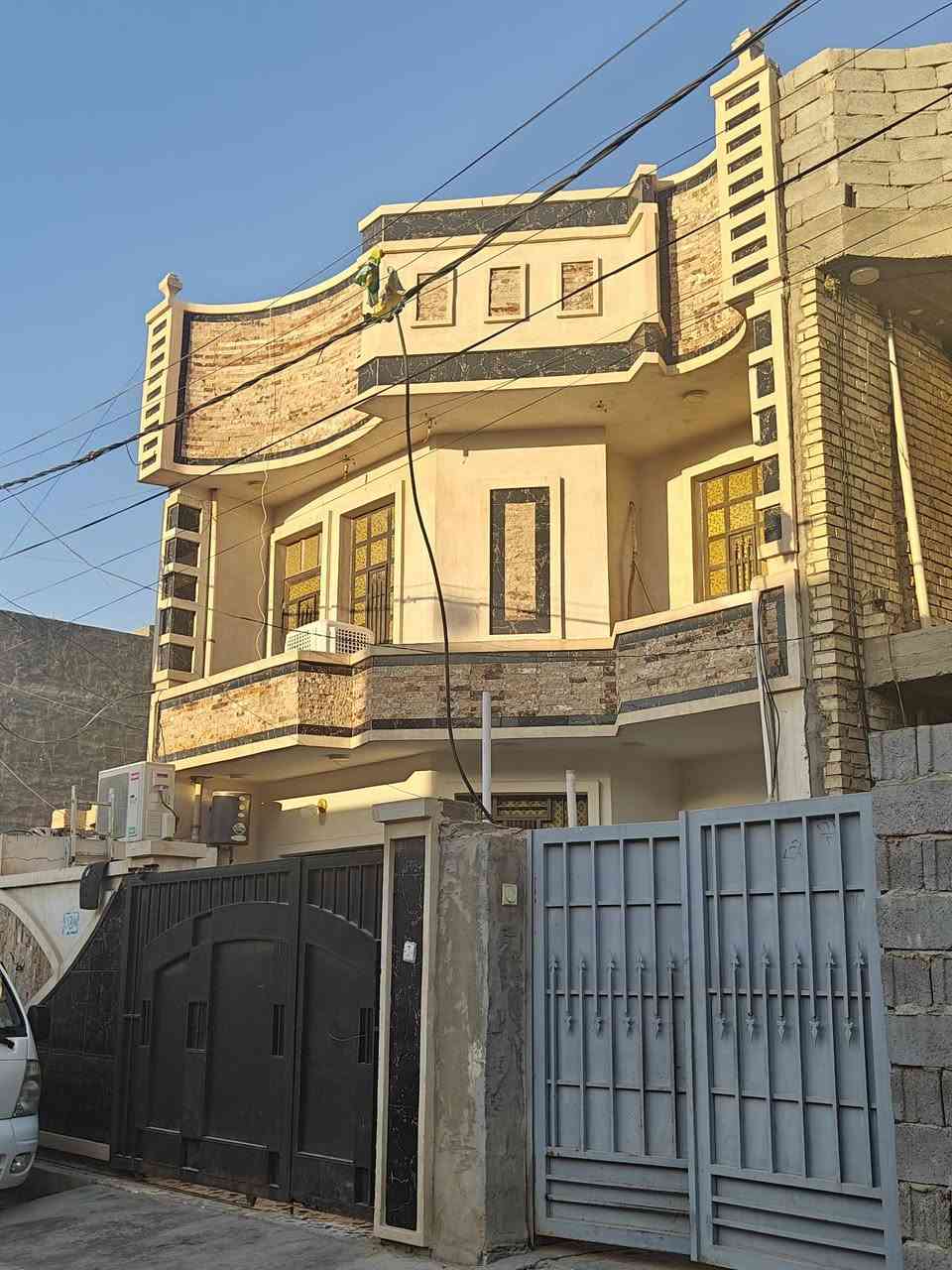 بيت للبيع
السلام عليكم.. 

مشتمل للبيع في الفلوجة حي الشهداء الضباط الرابعة خلف شارع 40،شارع ابو النسور. 

مساحة البيت 150متر

يحتوي على 

استقبال 

مطبخ بارد +حار

صالة

مَنور على صالة ومَنور على الغرفة، وحمام 

غرفة نوم واحد فقط في الطابق الارضي 

فيي الطابق العلوي يحتوي على

غرفتين في الامام  وصالة وحمام وسطح فوق الغرفة الطابق الارضي 

الشارع 8متر

الشغل البيت درجة اولى. 

السعر 150مليون وبي مجال

الهاتف ***********
