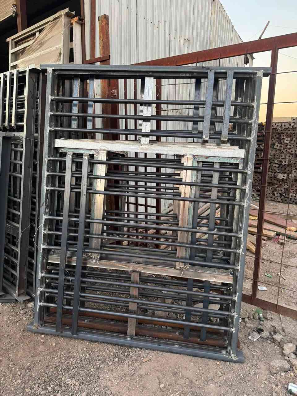 السلام عليكم يوجد لدي بوب و شبابيك حديد فريم جنل بسعار مناسبه جدا عنوان بغداد جرف نداف ***********

