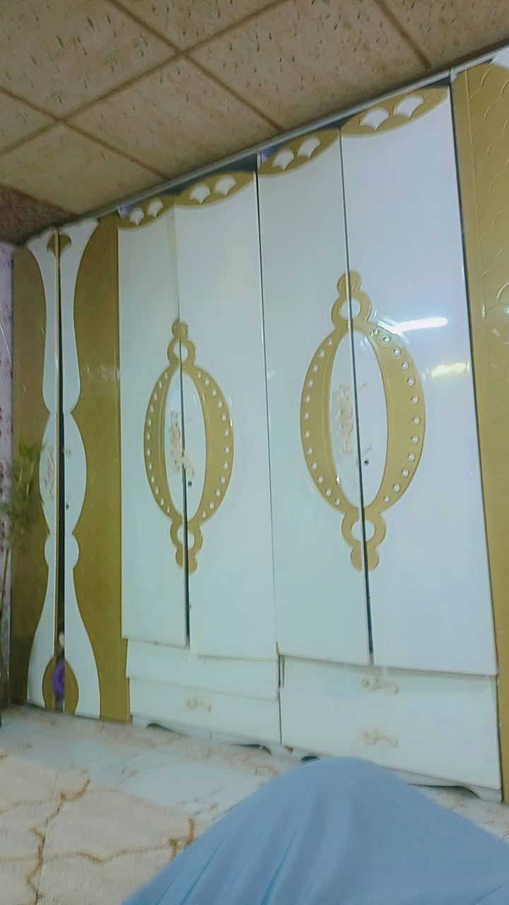 سلام عليكم للبيع غرفة تركيا نضيفة ومندرها عملاقة سبع قطع السعر متين وخمسين وبيها مجال مستعجلين على بيعه سبب نقل ***********
