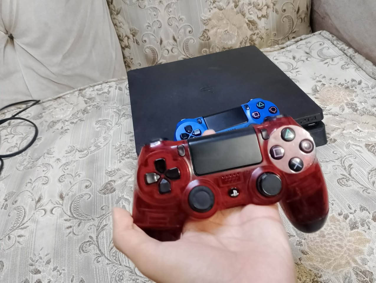 بلي 4 سلم  كامل ملحقاته
اخو جديد مامفتوح ابد يم اي مصلح 
ذاكره 400
الالعاب
1-فورت نايت
2-كل اوف ديوتي
3-وقرص فيفا 22
________________________________________________________________
يجي ويا يده شغاله اصليه 
ويده ثانيه عطلانه عطل بسيط اذا تريده تشتري ويا 
سعر 225 بي مجال بسيط حك جيه اليده الحمره مو شغاله عطل بسيط
تواصل خاص 
او واتساب ***********
