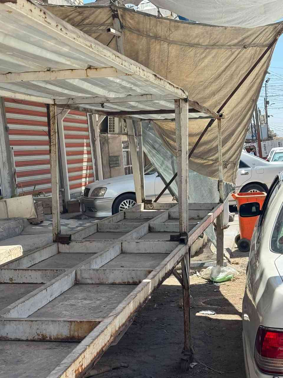 السلام عليكم ميز مخضر قطعتين هنا وعمارياتهن الطول الوحده 3 امتار المكان نجف شارع حنون السعر 250 وبيهن مجال
