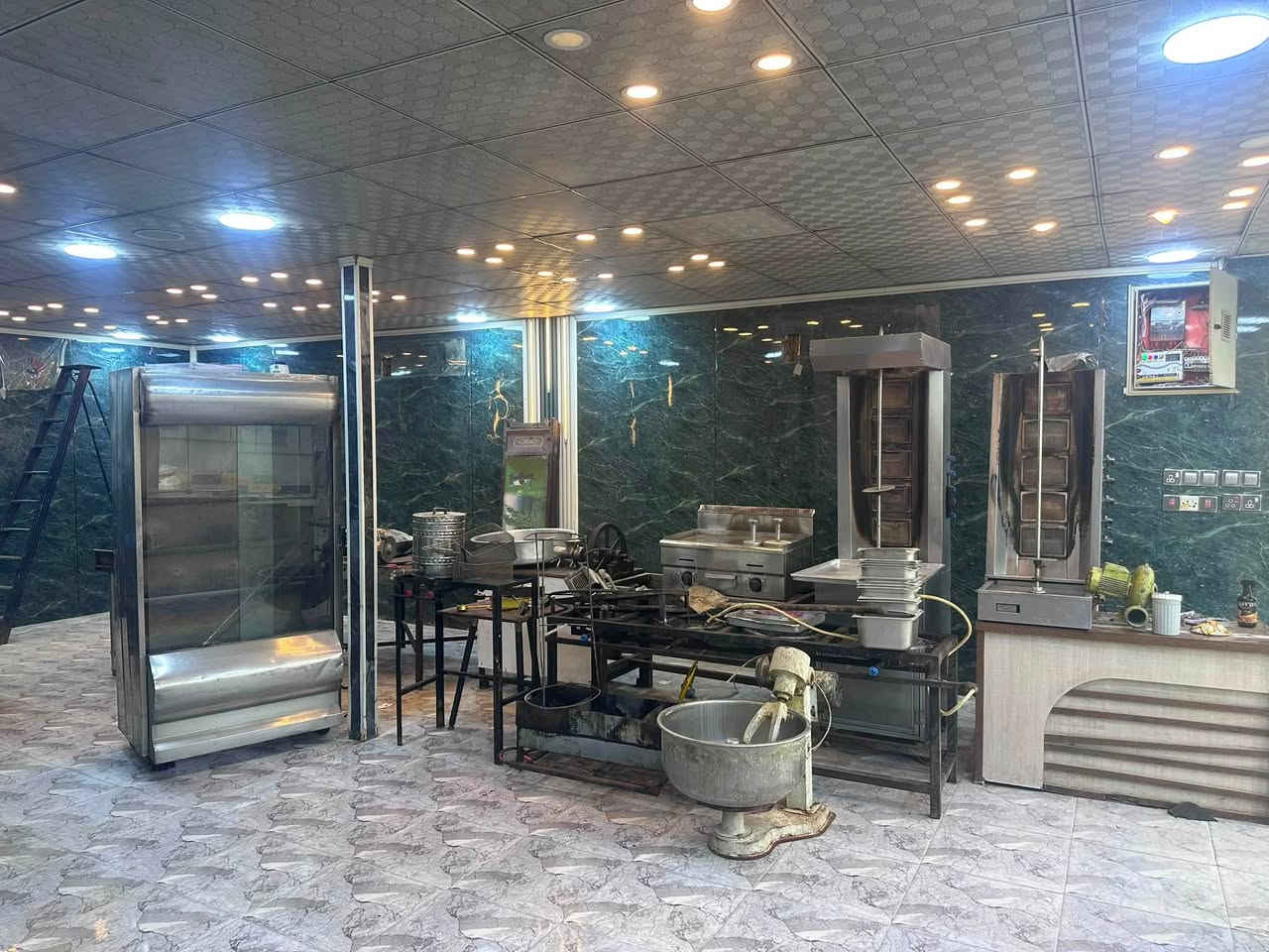السلام عليكم غراض مطعم للبيع كلمن وسعره ناصريه مركز ***********
