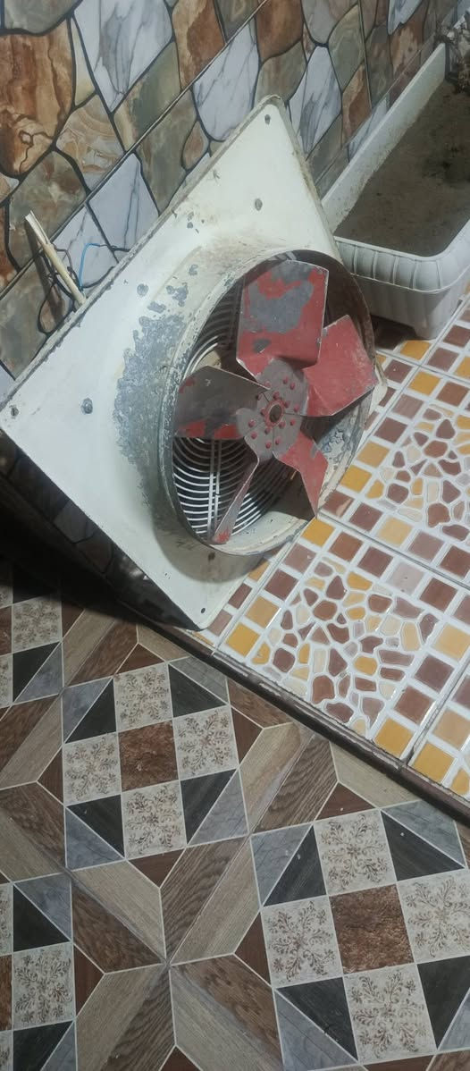 السلام عليكم مفرغة للبيع صنع ياباني اصلية شرط الشغل كلها حديد والمراوح مالتها فافون ثقيل وسرعتها كلش عاليه سعرها 35 الف مكانها كوت 
الاتصال ***********
