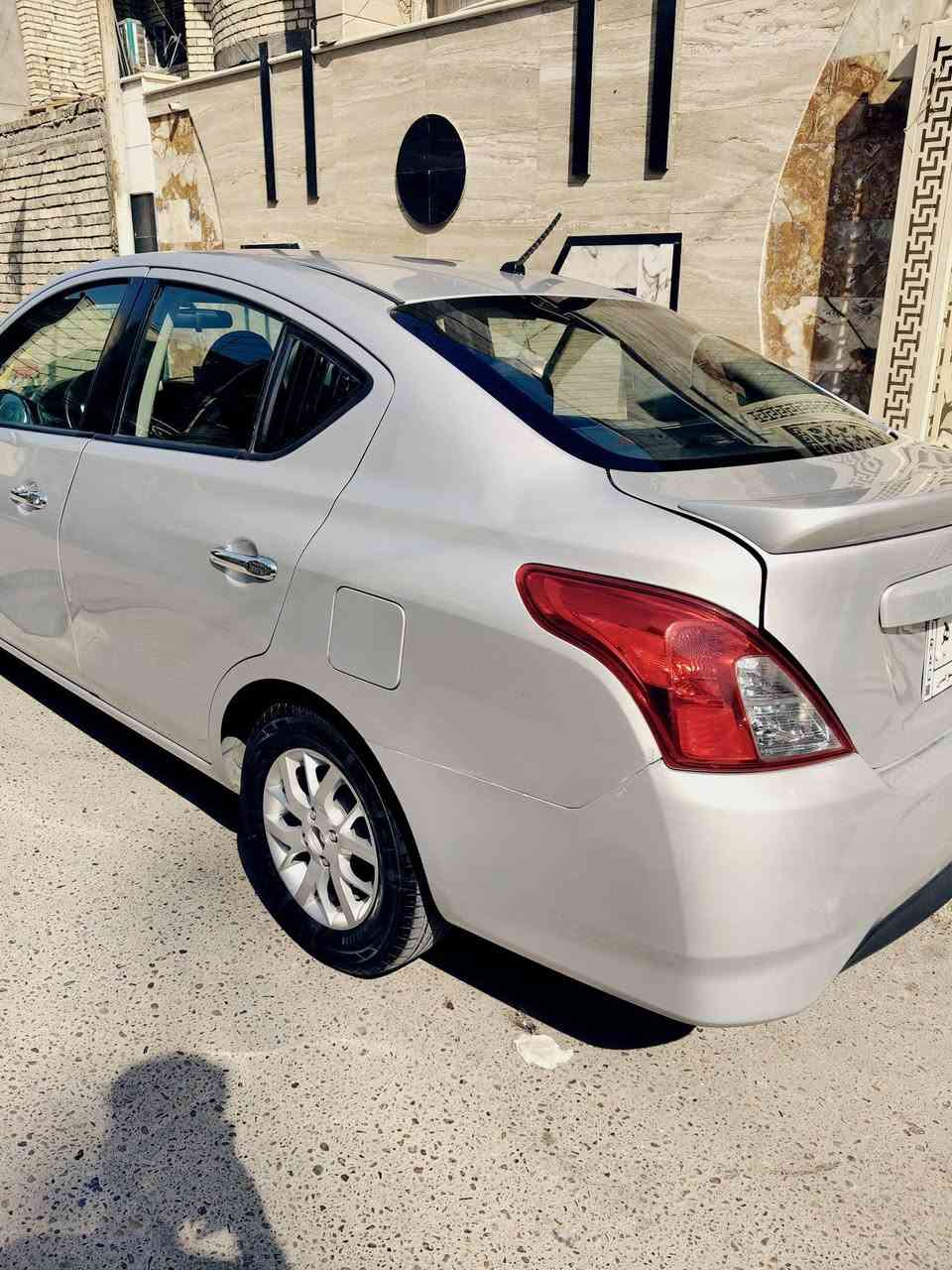 السلام عليكم نسيان فيرسا 2019وارد  أمريكي 3 قطع صبغ جاملغ خلفي قبق صندوك سياره تخم تاير جديد صدر جديد تبريد ثلج مكينه وكير مكفولات سياره عليه مليون ونص غرمات تنزل من سعر تحويل ثاني يوم رقم بغداد
السعر 95 وبيها الغرامات تنزل من سعر السيارة 
 ***********
