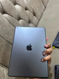 ايباد ٩ • ٦٤ جيجا • شاشه مكسوره