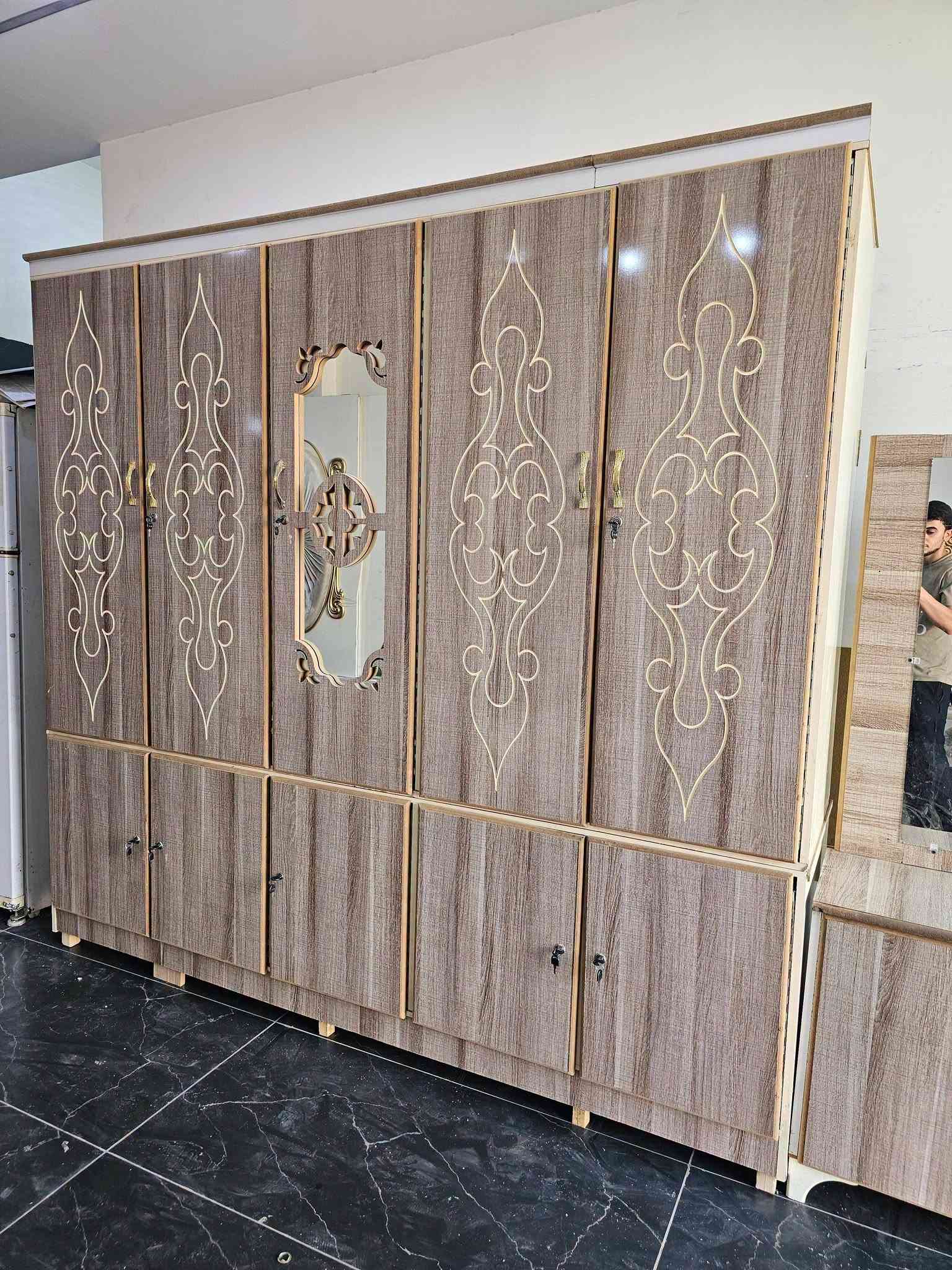 غرفه نوم للبيع تفصال اخو جديد كامل سعر 450 الف شراي يخابر رقم مكان كركوك ***********
