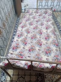 سرير حديد • حجم كبير • قوي ومتين