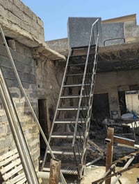 سلم حديدي • بطول طابق • للبيع