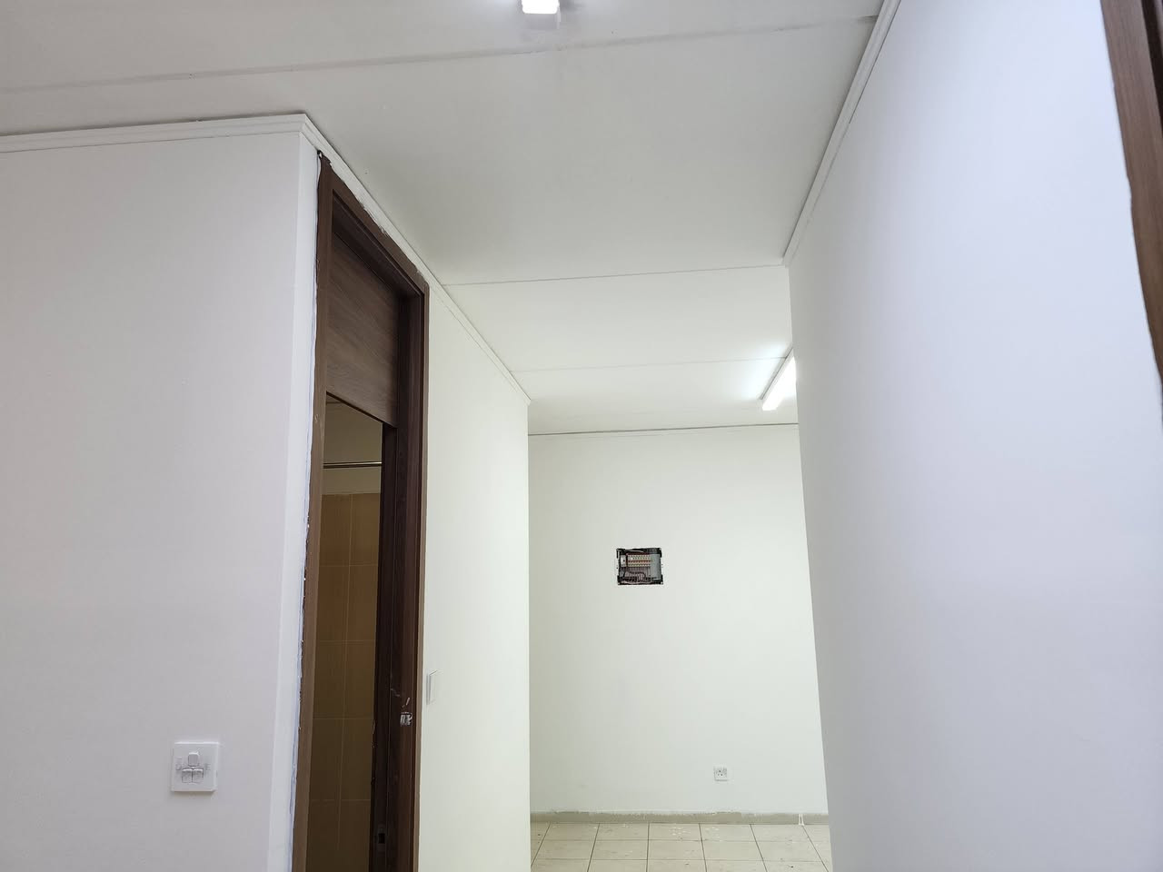 يوجد صبغ كرستة وعمل شقة كامل 
يبدأ من ٣٠٠ الف الى مليون ونص حسب نوع الصبغ 
***********
واتساب 
بأدراة ياسر الشمري 
ويوجد صيانة عامة وكافة الديكورات والورق جدران
