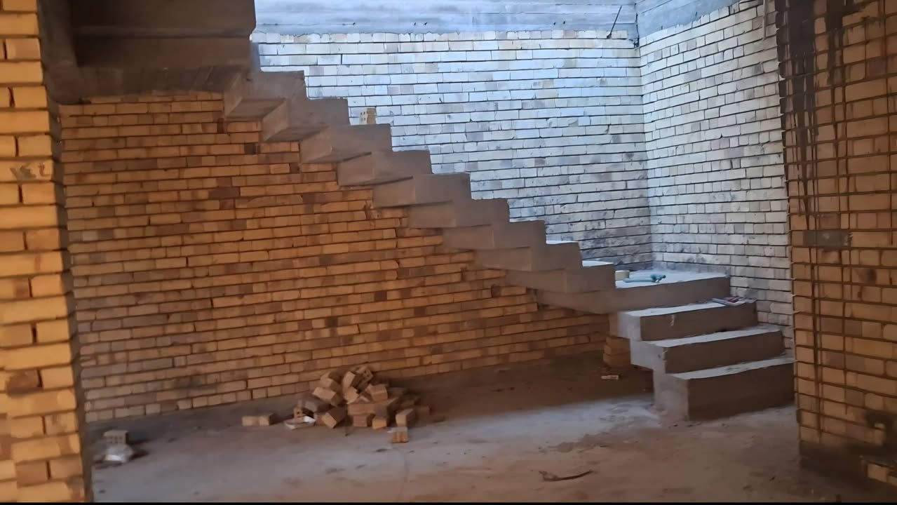 هيكل طابق واحد حي المكرمة منطقة 9 الاف بشارع السوگ مساحة 120م الوجه 8وربع والنزال 14ونص ثاني بيت من الشارع العام بناء مال جناي رفت طابوق نهروان المجاري مواد درجة اولى وارتفاع السقف 3ونص غرفة وصاله ومطبخ واستقبال وصحيات 2 السعر 150 وبي مجال ماعجبك السعر اكتب يارزاق للاستفسار رقم صاحب البيت  ***********

نص مكتوب في الصور:
- فنك كربلاء للبناء والديكور العصري
- ٢٥ ٢٠٠ ٢٥ ١٢٥ ٢٥ ٤٠٠ ١٢٣ ٥٢ ٣٤٠ ٥٢ ٥٣٠ ٥٢ ٣٤٠ ٥٢ ٢٠٠ ١٢٣ ٥٢ ٣٠٠ ٥٢ ٣٧٠ ٥٢ ٣٤٣ ٥٢ ١٣١ ٢١ ١٤٧ ١٣ ٣٦٥ ٢٥ ٢٥ ٢٥ حمام ١.٣٥×١.٢٥ منور حمام ٢.٤٠×٢ غرفة ٤×٤ صالة ٣.٧٠×٧.٧٥ ٨٨.٨١ m² استقبال ٤.٣٠×٤.٢٠ مطبخ ٣.٤٥×٣.٣٠ طارمة ٢×٣.٥ حمام ١.٣٧×١.٤٧
