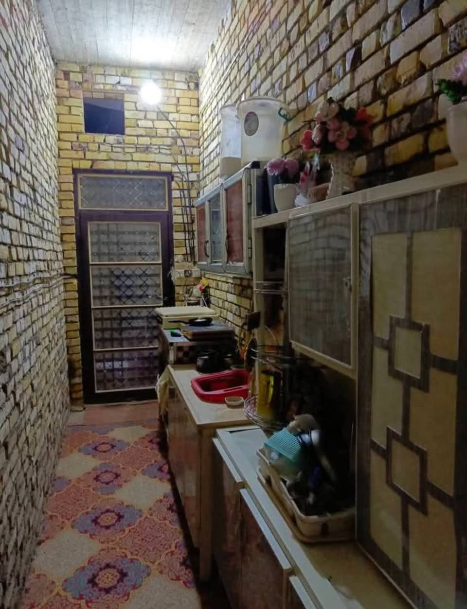 متوفر بيت ١٠٠ م زراعي حي العسكري قرب اساله الماء حي لازم 
بناء طابوك وسقف كونكريت البيت بي نواقص لبخ وسيراميك
يتكون من غرفه وصاله فوك وصاله جوة ومطبخ واستقبال وساحه كبيرة السعر ٤٢ وبي مجال للاستفسار *********** عمارة, ميسان

