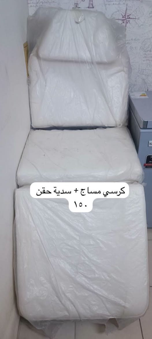 السلام عليكم 
اغراض صالون للبيع

نص مكتوب في الصور:
- ميز اكريليك ١٥٠
- مغسلة سعر كاملة ١٢٥
- فاترينا سعر ٦٠
- مسطبة بديكير مع حوض وخلاط ومسند ٢٥٠
- كرسي مساج + سدية حقن
- ١٥٠