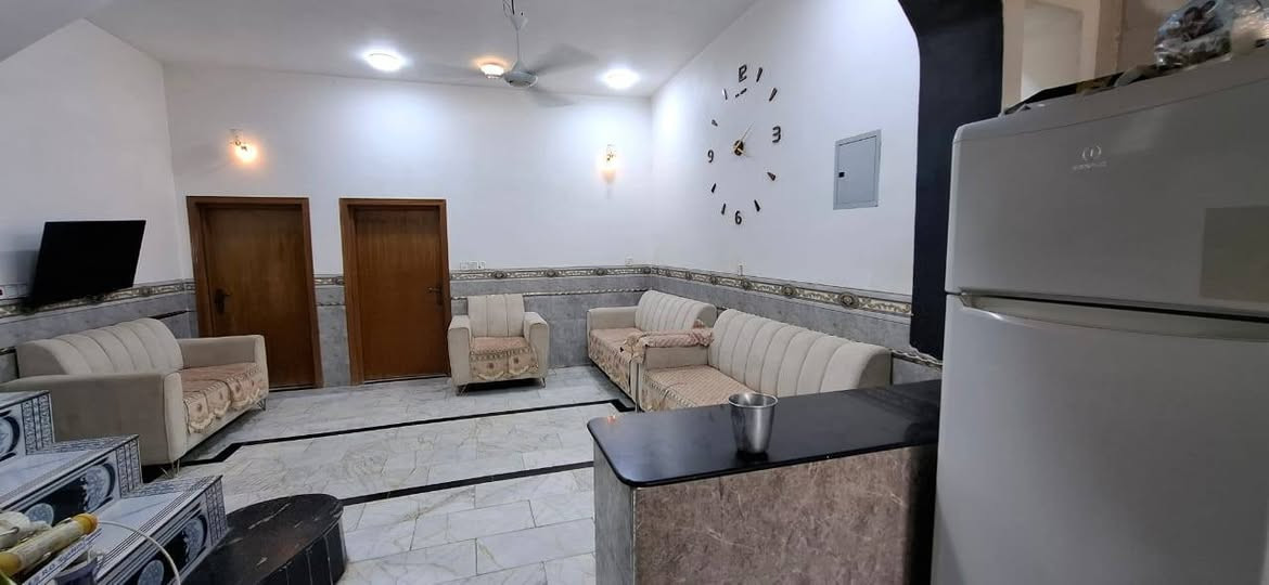 🏠 بيت للبيع – في الشافعية
📍 الموقع: على سايدين، المعمل مباشرة، وقريب من متوسطة تكتم.

🔹 المساحة: 150 م²
🔹 الواجهة: 7.5 م
🔹 النزال: 20 م
🔹 البناء: جناي، نظيف وجديد، بناء درجة أولى
🔹 البيت طابقين:
• الطابق الأول: كونكريت مسلح، أرضية مرمر، غرفتين، صالة، مطبخ، حمام داخلي وخارجي واستقبال.
• الطابق الثاني: هيكل مسكف كونكريت.

🔹 ويحتوي أيضاً على محل حلاقة مع كامل أدواته.

💰 السعر: 75 مليون دينار
🏦 الإسكان: مطلوب تقريباً 25 مليون، والتسديد على المشتري، والقسط الشهري 154 ألف دينار.

📞 للاستفسار والتواصل مع صاحب البيت:
***********
*********** – أبو محمد
