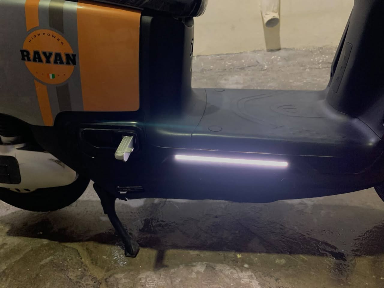 🚛 دراجة شحن ريان – حجم صغير
للبيع دراجة شحن كهربائية نوع ريان من شركة تايلج العالمية، بحالة جيدة ومناسبة للاستخدام اليومي.

🔹 الشاحن الأصلي موجود
🔹 بصمة تشغيل واحد 
🔹 سويج واحد فقط (مفتاح)
🔹 جميع الأضوية شغالة
🔹 حساس سرقة
🔹 نظام R للرجوع إلى الخلف
🔹 السرعة 3 نمرات

📌 ملاحظة: تحتوي الدراجة على خدوش خفيفة جدًا 

💰 السعر:  خاص او اتصال 
***********
بي واتساب

