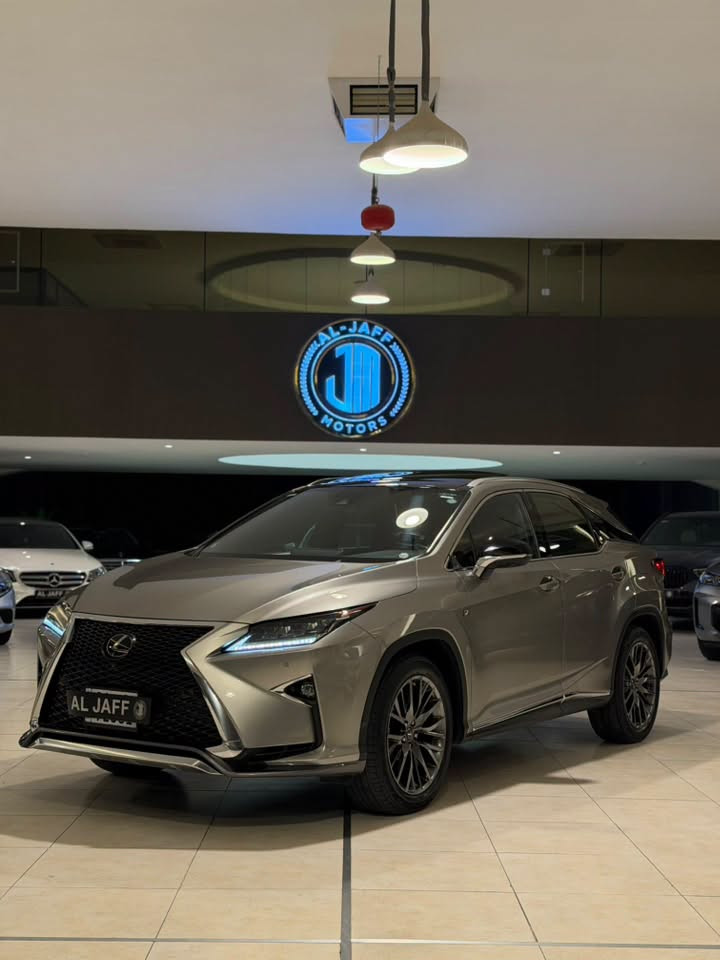السلام عليكم 
للبيع فقط بدون مراوس
 لكزز  RX350 F Sport موديل 2019 خليجي وكالة ماشيه 70 الف كيلومتر ايد وحده من الشركة لحد الان
🚨بصمتين شركة وكارت وياها 
السياره اعلى مواصفات (بانوراما ورادار ونقطة عمياء وكشنات جلد احمر بلادي وتبريد وخزن وبصمات وصندوك كهرباء وفور ويل وبردات وكامرا وتحديد مسار وحساسات وبعد كلش هوايه مواصفات 
السياره مكفوله بدون صبغ حتى الدعاميات بشرط وگير ومكينه وحداديه كلها بشرط 

السياره مرقمه وجاهزه 
السعر : 295$ ورقه 
للاستفسار: ‭ ***********  ‬
العنوان : السليمانية المعارض الجديده معرض(الجاف)
