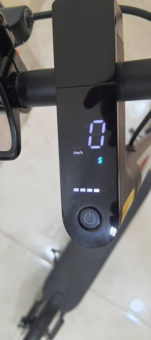 سكوتر  xiaome MI pro2
استخدام نظيف جدا نظافة ٩٥% . المواصفات : 
يحتوي على ٣ سرعات السرعة القصوى ٢٥ كم/س ، البطارية ليثيوم ايون ، مدى الشحن الكامل ٤٥ كم ، قوة المحرك ٤٠٠ واط والحد الأقصى ٦٠٠ واط ، يتحمل ١٢٠ كغم ، بريكات دسك ، قابل للطي ، ضوء led . 
السعر ٣٦٠ الف وبي مجال. العنوان كربلاء موجود توصيل محافظات. 
 للتواصل الرقم : 
*********** واتساب موجود
