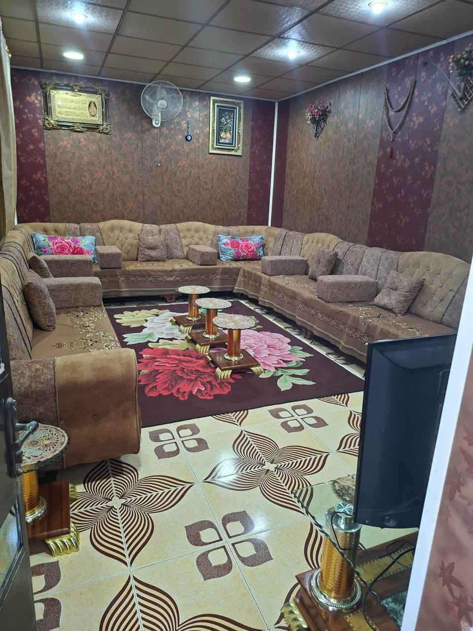 مشتمل للبيع حي الخضراء
مساحة 125م طابقين 
وجه 10
نزال 12ونص 
3غرف نوم 
شارع 15
للأستفسار 
***********
او مراجعة مكتب عقارات السلطان معمل ادوية
