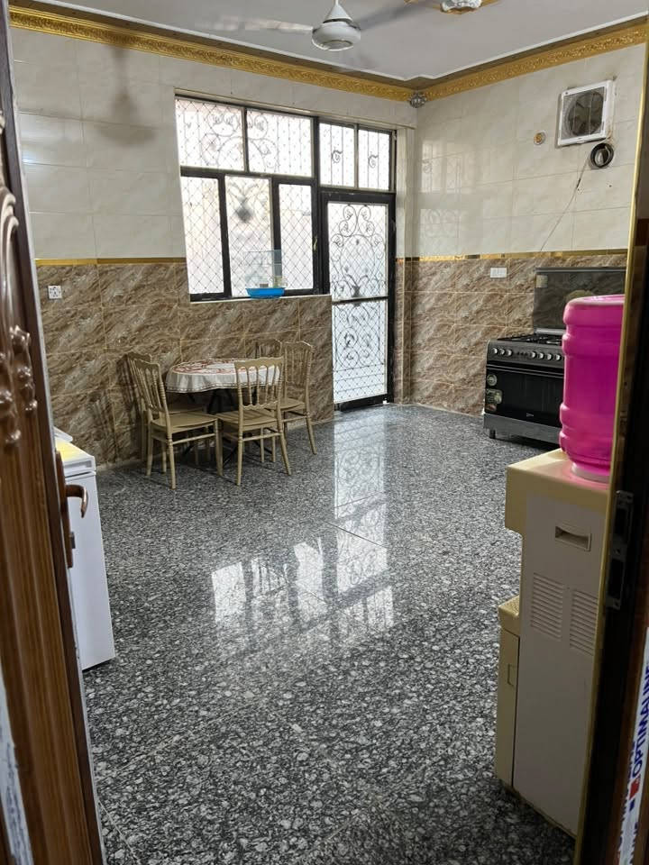 دار للبيع سند 25مساحته 252مترالعنوان بابل مفرك سنجار وعنانه قرب معمل التانكيات البيت جاهزمن  كلشي خدمات ماء كهرباء تبليط 
البيت يتكون من طابقين الطابق الاول غرفتين نوم ومجمع صحيات داخليه وخارجيه هول مطبخ استقبال وطارمه كبيره تكفي سياره مع حديقه 
الطابق الثاني غرفتين نوم مع هول كبير ومجمع صحيات مع وجود سطحين بالبيت البيت بناء حديث طابوق مسلح الأرضية مرمر البيت نضيف جدا الاستفسار***********
