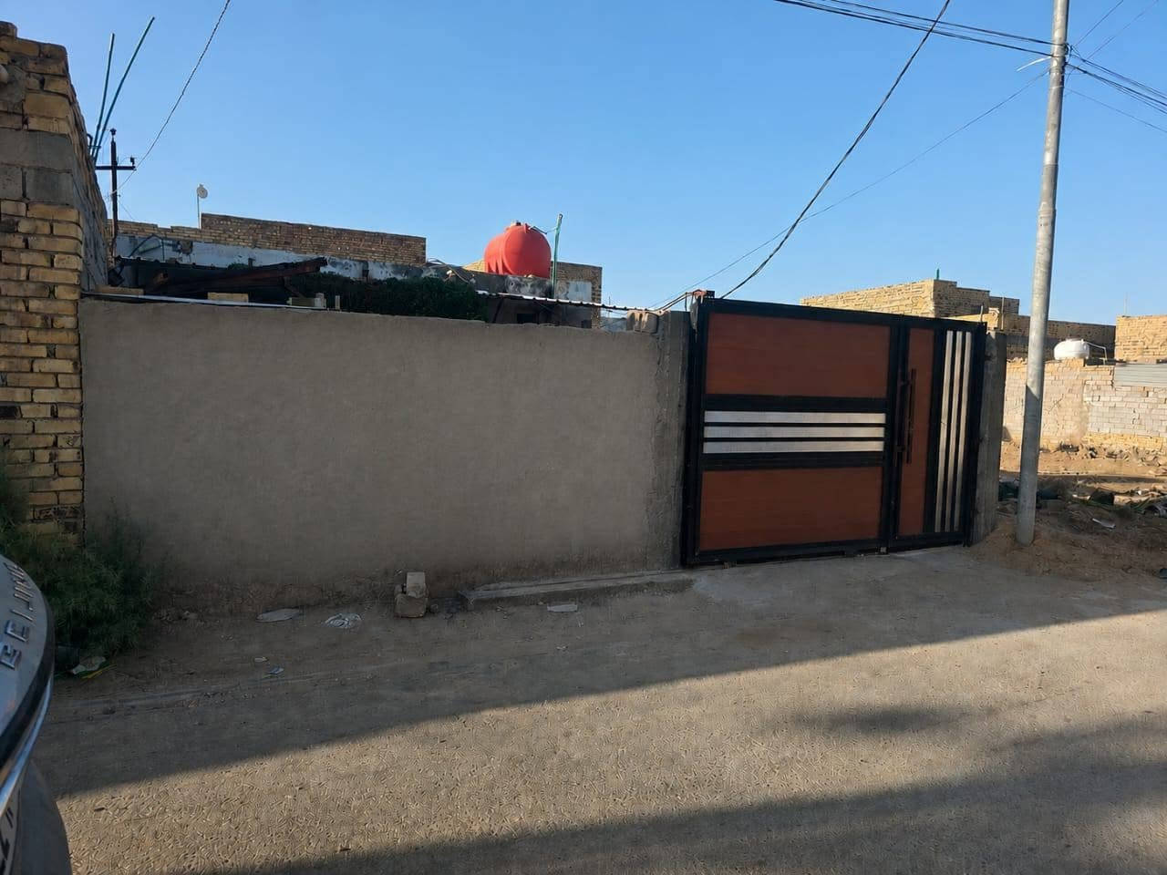 بيت للبيع مساحتة 150 متر بحي الأمين قرب مجمع الأميرالسكني واجهة 7.5 ونزال 20  بناء بلوك غرفتين وصالة وصحيات وحديقة وكراج سيارة للأستفسار اكثر التواصل عالرقم ***********
