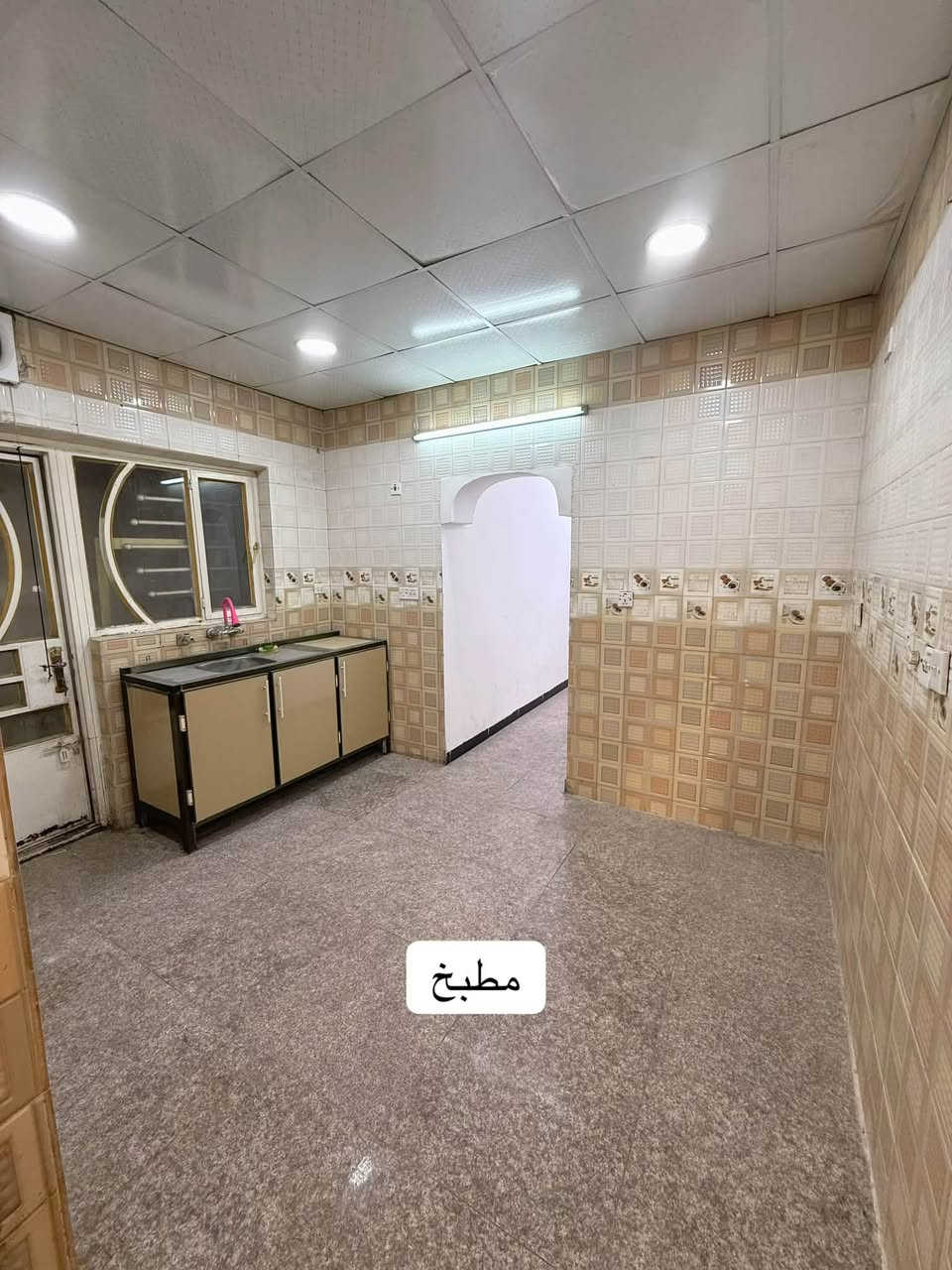 فرصة لا تفوت🔥

نص مكتوب في الصور:
- المنصور/حي المتنبي الشارع جداً واسع قريب من الشارع العام
- طرمة
- صالة واسعة
- مطبخ
- تصميم كلاسيكي جميل