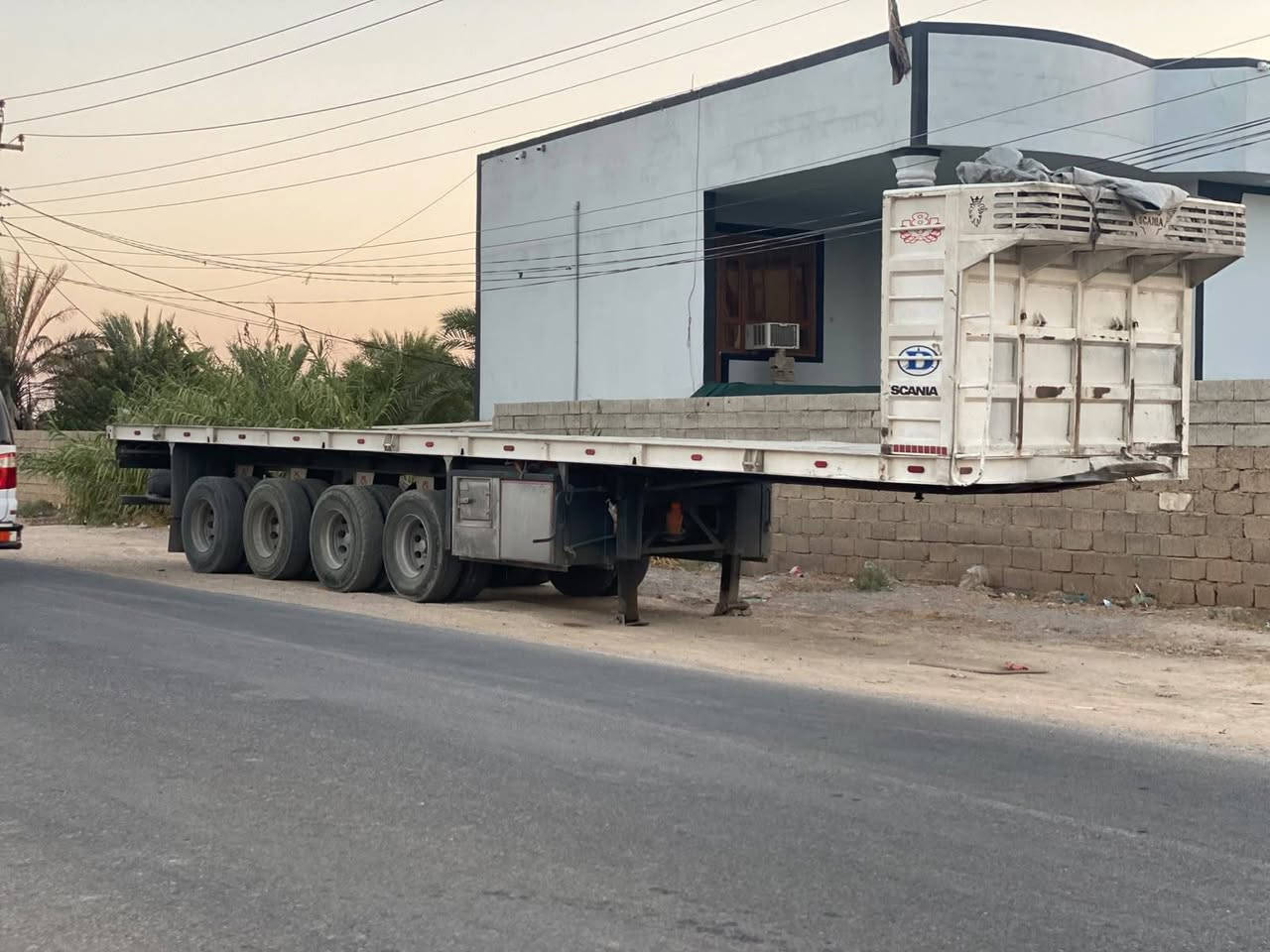 سكانيه موديل 2005
حجم 500/8سلندر
محرك لا تبخير ولا تنقيص رتايدر
كير اوتو 12نمرا سحال مزوج
مربوطه عربانه وراها 13متر 4دناكير
سنويه مجدد 2030
السعر 4$10 وبيها مجال
الهاتف/***********
العنوان/ديالئ
