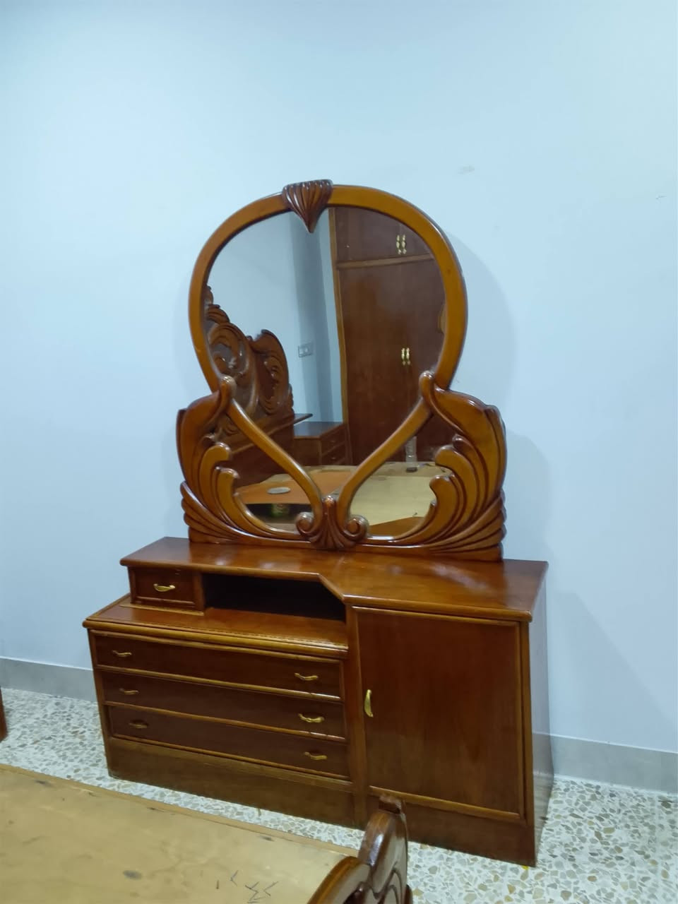 السلام عليكم يوجد غرفه نوم احطاطه 
داخل خارج النضافه 90بل 100
السعر 750وبيها مجال العنوان الرمانه البوعبيد 
***********
