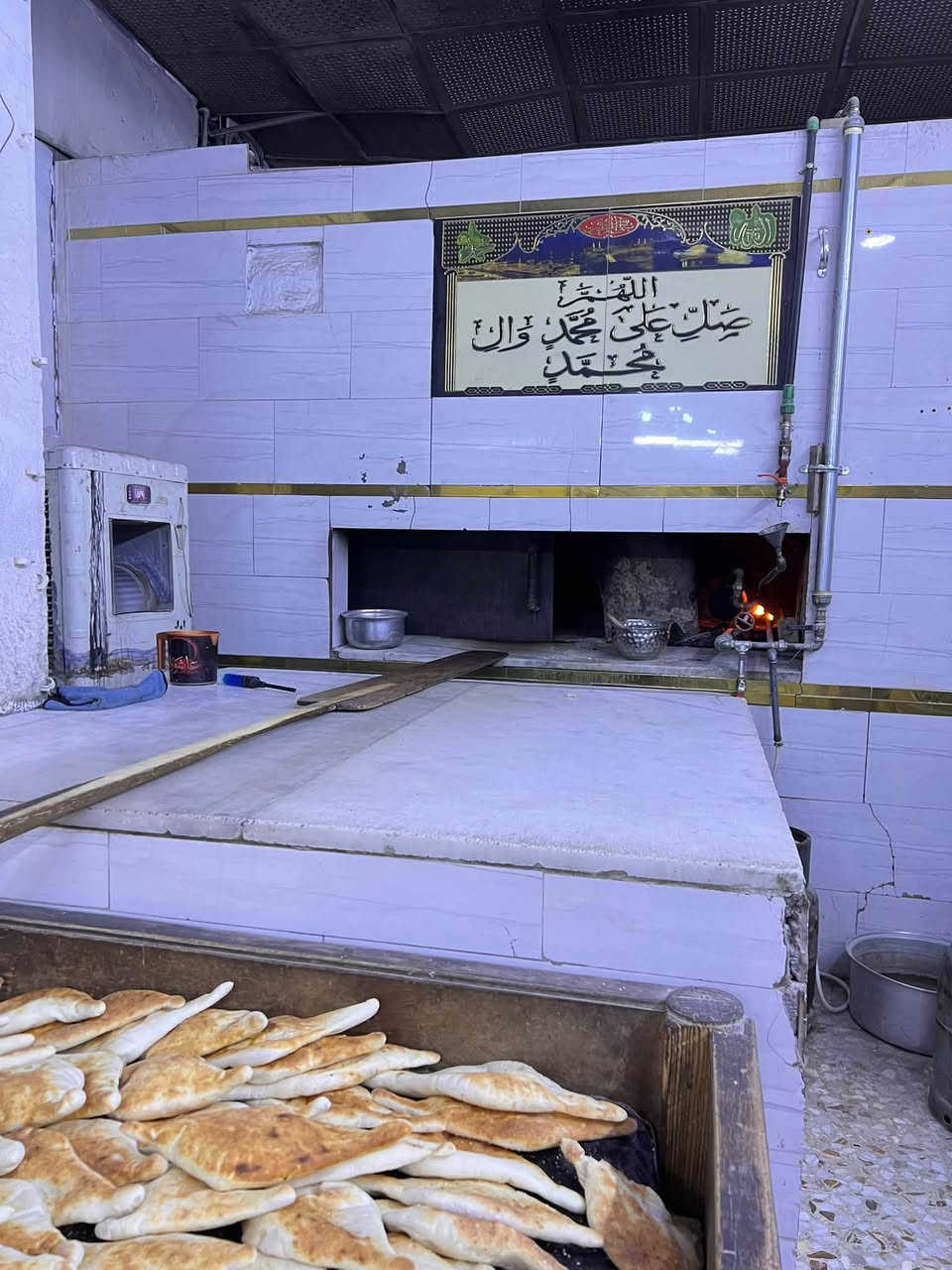 السلام عليكم
فرن للبيع في حي الجمعيه مقابيل مدرسة لبنان الفرن يشتغل 280 بدون كافتريات الفرن مكون من عجانه وطاوليات 110 ومبرده خباز ومكينه نفط ومكينة غاز  سبب البيع لعدم التفرغ للتواصل خاص مفتوح او على الارقام *********** 

*********** الاثير متوفر بيه واتساب
