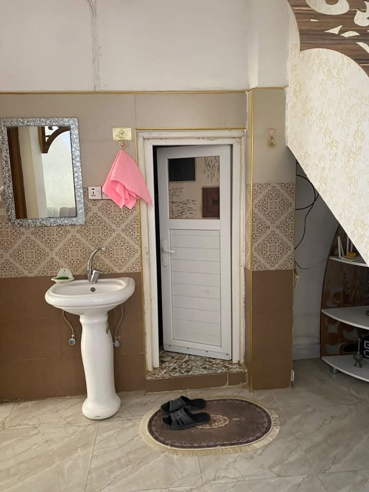 🏠 بيت للبيع  او مراوس – العروبة

📍 الموقع: العروبة، خلف مركز 7 نيسان
📌 قريب من الشارع العام

📐 المساحة: 150 م²
📏 الواجهة: 10 م
📏 النزال: 15 م

🏡 يتكون من طابقين:

🔹 الطابق الأول:
• غرفة نوم
• صالة
• استقبال
• مطبخ
• صحيات

🔹 الطابق الثاني:
شقة معزولة بالكامل، تحتوي على:
• غرفتين نوم
• صالة
• مجمع صحيات

📞 📞 للاستفسار والمراجعة:
مكتب المحيط لبيع وشراء العقار – الديوانية
📍 شارع الحولي – خلف جامعة القادسية – قرب غسل غريب الطوس

☎️ ***********
☎️ ***********
📲 واتساب متوفر على الأرقام أعلاه

🏠 مكتب المحيط… عنوانكم الموثوق
واتساب متوفر 📲
