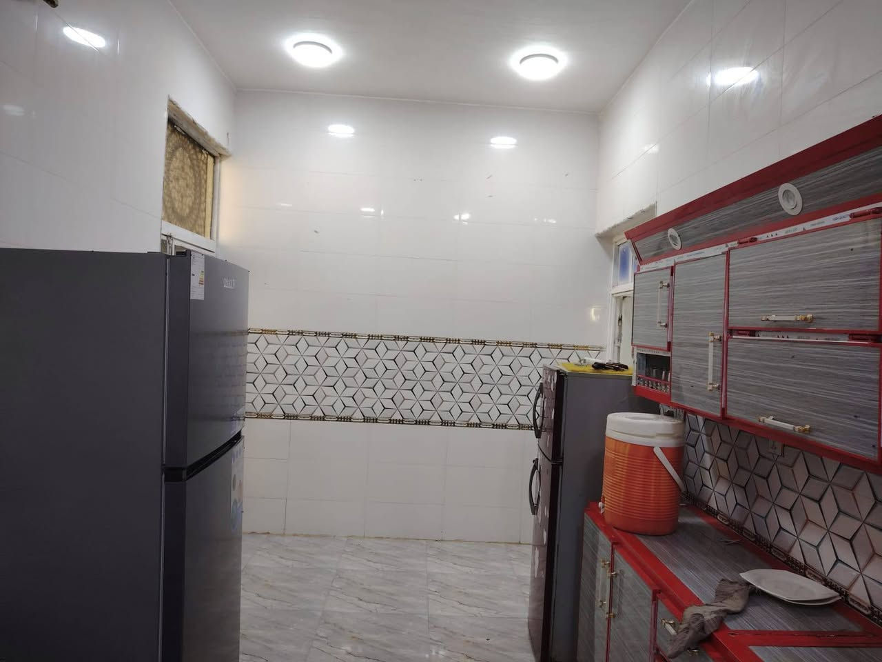 سلام عليكم بيت البيع جاهز مساحه 200متر  شارع 10متر 

يبعد عن تبليط 100متر  بيت جاهز الخير ربع عليي 

يحتوي على غرف نوم العدد 2   5×4  صاله 7×4 

مناور 2 حمام داخلي وخارجي.  مطبخ  6×4 استقبال 7×4
 
حديقه طارمه  سطح شتايكر   بيت جاهز  كامل   كافت الخدمات 

موجوده ماي مجاري كهرباء بلباب   موقع البيت سديناويه 

قرب مدرسه صفي الدين  سعر 60 مكلف بنشر راعي البيت 

***********
