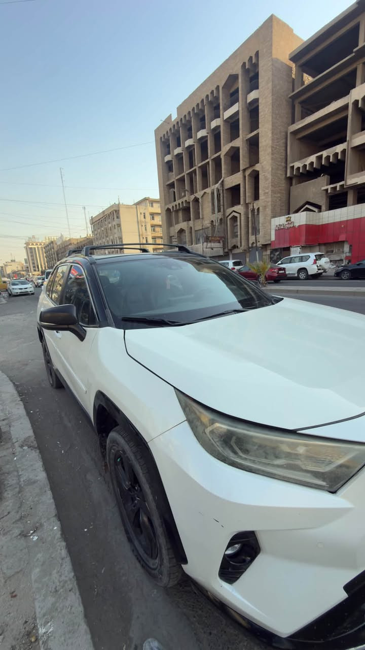 RAV 4 (XSE) هايبرد موديل (21)
السياره فول مواصفات اعلى فئة بل راف فور 
السياره ابيض ملون لونين يعني رقم بغداد سنويه جديده و كامله مكملة متصرف عليهه درهم واحد تشغل و تطلع 
السياره بيهه ٤ قطع بدون دواخل بدون شواصي بدون اي شي 
ماشيه 72 mi  (مكان السياره ديالى )
سعر السياره ب ١٤٥ و قابل للتفاوض 
للاستفسار اكثر 
***********
***********
