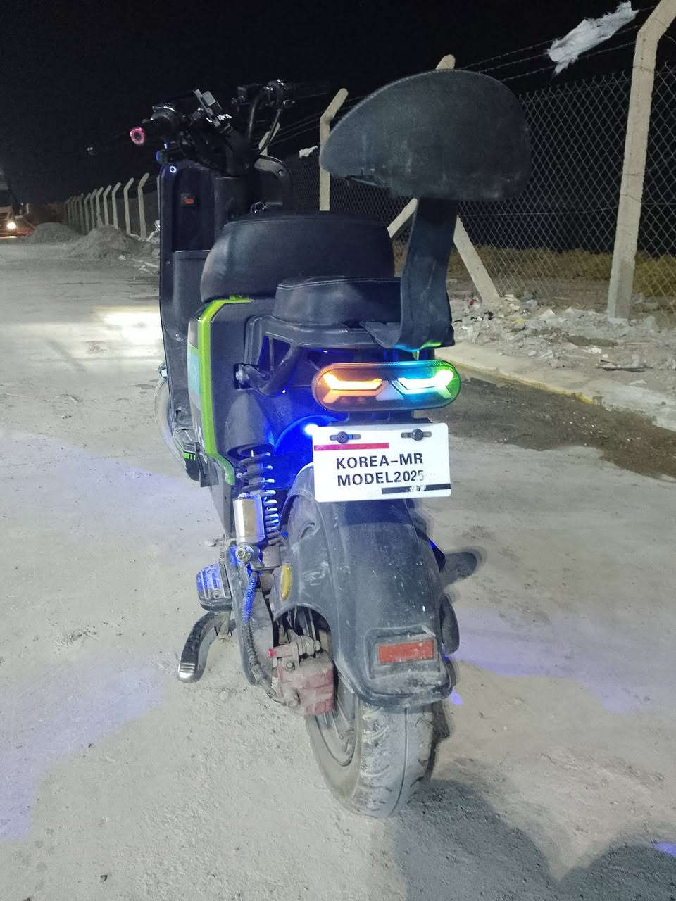 السلام عليكم
دراجة شحن للبيع 

كوريا  MR نوعية R11

يخبل ونظيف تحريكة فول 

تايرات نظاف ملف نظيف

هورن اشاير يمين يسار 

دبل إشارة 

نظام البك R

اربع سرع لايت عالي ناصي

وكافيتين عدلة وصفح

شحن موبايل USB

شاحنة اصلية

فول مواصفات 

 بطاريتين منفوخات ما يمشي

السعر 330 وبي مجال 

التواصل :*********** واتساب
