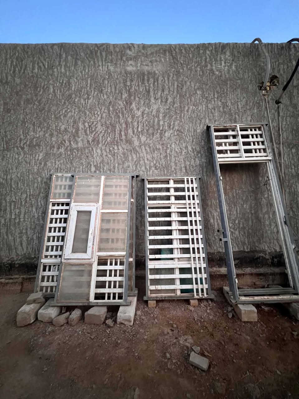 حداديه للبيع 2بيبان  رتفاع مترين او 90   والعرض متر 

شبابيج عدد 3   واحد رتفاعه مترين وعرض متر ونص 

او ثنين   رتفاعهن مترين وعرضهن متر  جاهزات هنه وجامهن ويداتهن    ***********

مكاني نجف كوفه عباسيه
