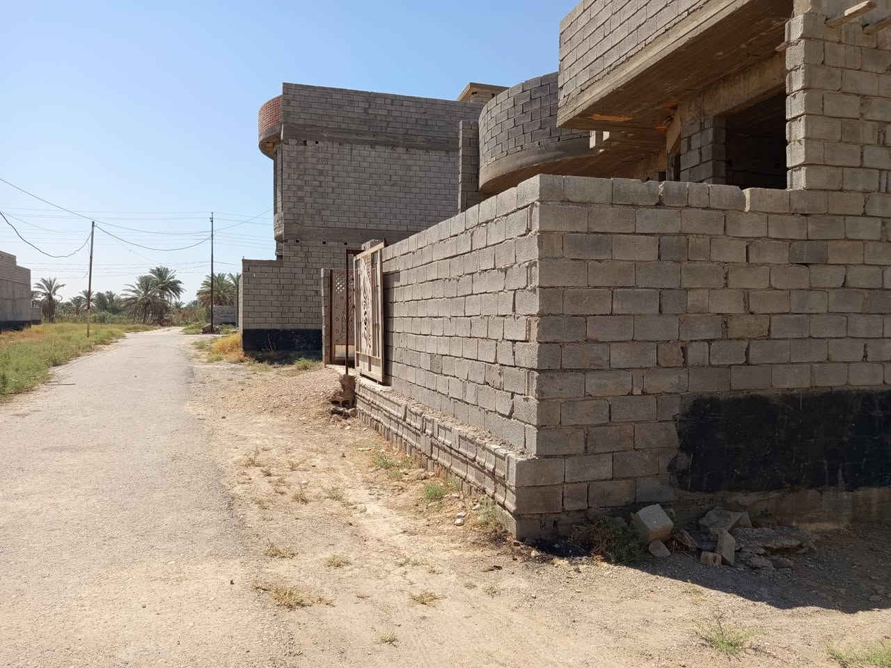هيكل 200م للبيع خارطة وديكور وتصميم وبناء درجة اولى طابو زراعي سند 25 مكاتبه مع صاحب السند خدمات ماء وكهرباء وتبليط وخط مولد وإنارة ومجاري يتكون من استقبال وغرفتين نوم وصاله ومطبخ وصحيات داخليه وخارجية واستارة وسياج وبيتونه نقص سقف ام العضام شارع الملعب من جهة السده السعر 55 مليون وقابل للتفاوض تفاصيل اكثر داخل الفيديو للاستفسار خاص او ***********

